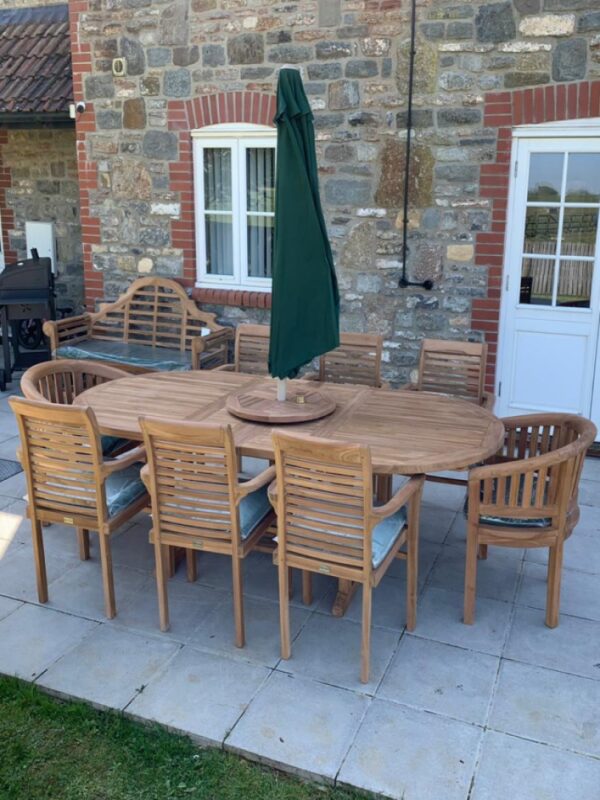 outdoor dining with cushions